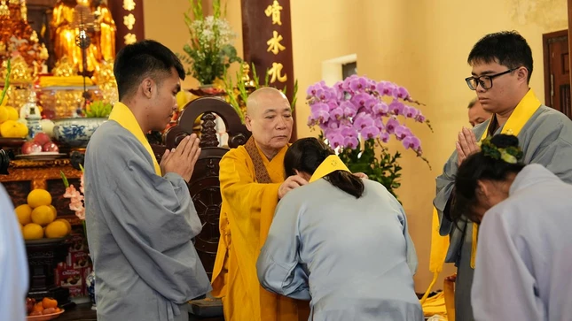 Hòa thượng Thích Bảo Nghiêm trao pháp y cho các Phật tử đăng ký thọ y
