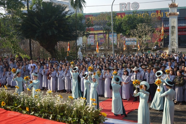 Dâng hoa cúng dường