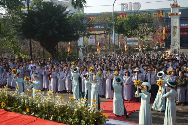 Dâng hoa cúng dường