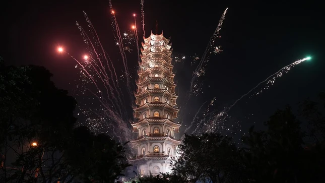 Màn pháo hoa rực rỡ tại tháp Báo Ân - chùa Bằng kỷ niệm ngày Phật thành đạo