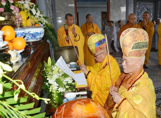 Chư tôn đức niêm hương bạch Phật