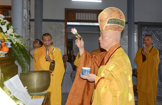 Hòa thượng Thích Giác Đạo cử hành nghi thức sái tịnh