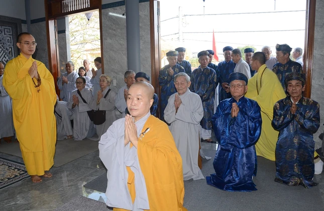 Sư cô Thích nữ Tuệ Định, trụ trì chùa Thạch Hãn và đại diện các họ, tộc làng Thạch Hãn
