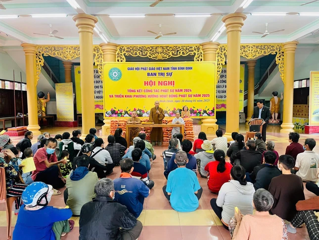 Thượng tọa Thích Quảng Duy phát biểu tại buổi trao quà