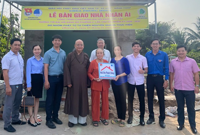 Bàn giao nhà Nhân ái đến gia đình bà Nguyễn Thị Tuốt Bàn giao nhà Nhân ái đến gia đình bà Nguyễn Thị Tuốt
