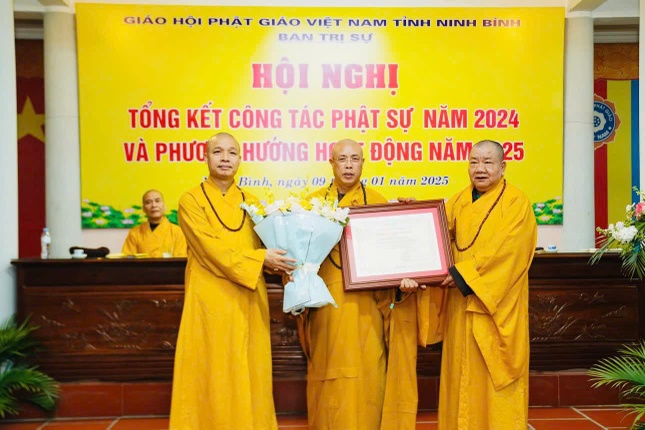 Trao Giáo chỉ tấn phong giáo phẩm và tặng hoa chúc mừng Hòa thượng Thích Thanh Chiến