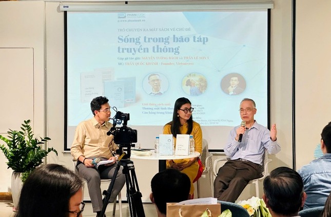 Tiến sĩ Nguyễn Tường Bách (phải) chia sẻ tại buổi giao lưu Tiến sĩ Nguyễn Tường Bách (phải) chia sẻ tại buổi giao lưu