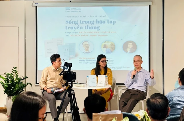 Tiến sĩ Nguyễn Tường Bách (phải) chia sẻ tại buổi giao lưu