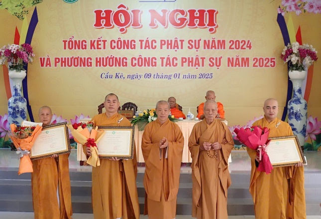 Trưởng lão Hòa thượng Thích Thiện Thông trao Giáo chỉ tấn phong tấn phong giáo phẩm; Hòa thượng Thích Trí Minh tặng hoa chúc mừng chư tôn đức