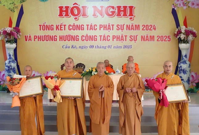 Trưởng lão Hòa thượng Thích Thiện Thông trao Giáo chỉ tấn phong tấn phong giáo phẩm; Hòa thượng Thích Trí Minh tặng hoa chúc mừng chư tôn đức