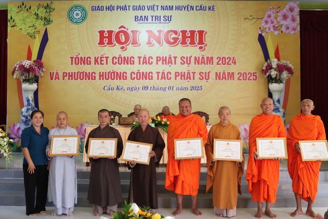 Bà Nguyễn Thị Nhiền trao tặng Giấy khen của Chủ tịch HĐND huyện đến chư tôn đức