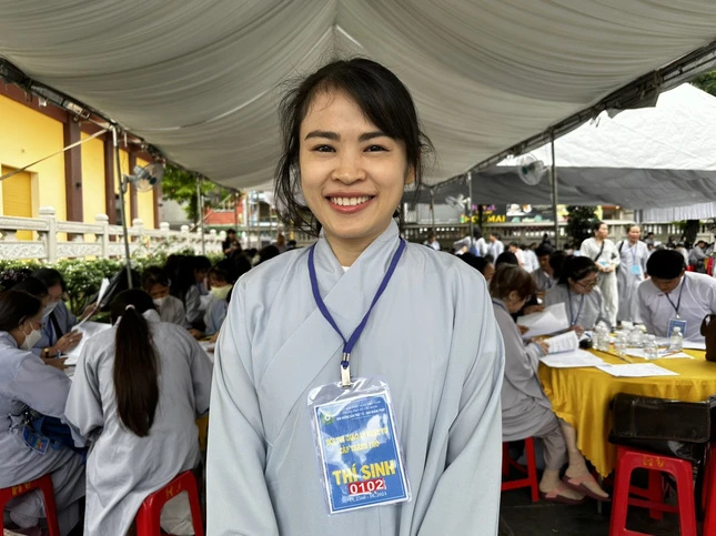 Ánh Tuyết chia sẻ với Báo Giác Ngộ những điều tâm đắc khi tham dự Hội thi giáo lý - Ảnh: Hạnh Ý