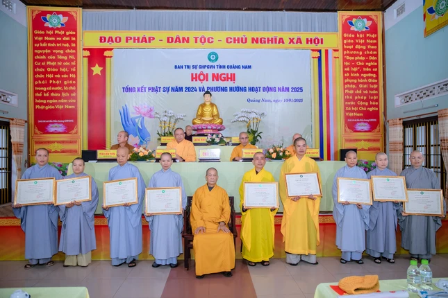 Trao Giáo chỉ tấn phong giáo phẩm của Ban Thường trực Hội đồng Chứng minh đến chư tôn đức Tăng Ni tỉnh Quảng Nam Trao Giáo chỉ tấn phong giáo phẩm của Ban Thường trực Hội đồng Chứng minh đến chư tôn đức Tăng Ni tỉnh Quảng Nam