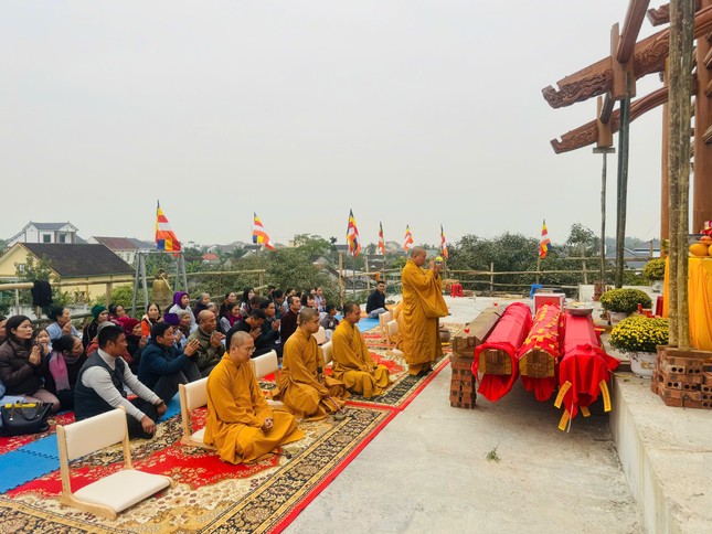 Chư tôn đức cử hành nghi thức sái tịnh cầu nguyện