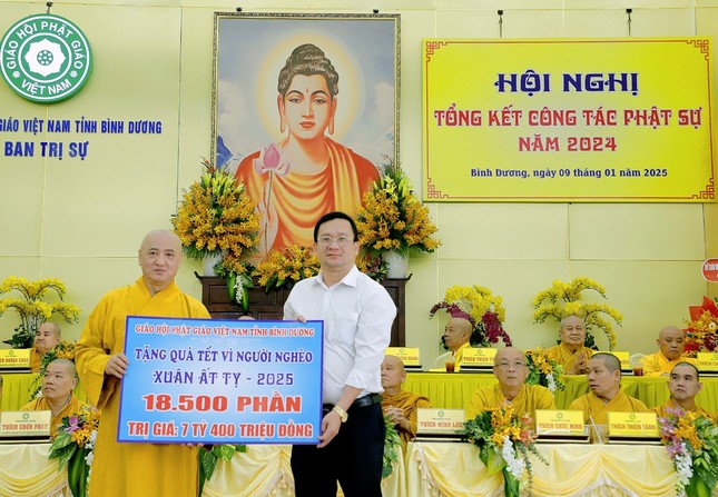 Trao bảng tượng trưng ủng hộ chương trình “Tết vì người nghèo”