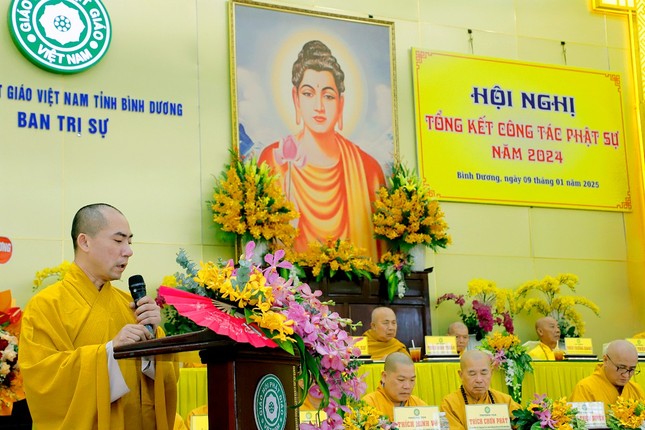 Thượng tọa Thích Huệ Tín, Chánh Thư ký Ban Trị sự Phật giáo tỉnh Bình Dương báo cáo tổng kết công tác Phật sự năm 2024