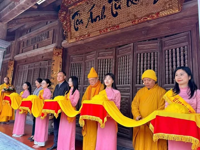 Cắt băng khánh thành công trình chùa Lam Sơn