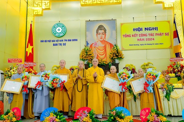 Trao Giáo chỉ tấn phong giáo phẩm đến chư tôn đức Tăng Ni