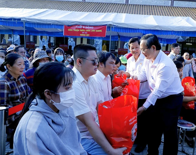 Trao quà đến người khiếm thị