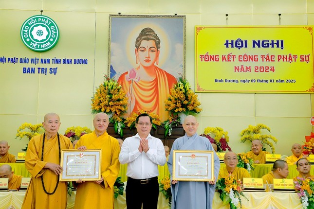 Tặng Bằng khen đến tập thể Ban Trị sự GHPGVN tỉnh và Ni sư Thích nữ An Liên, Trưởng ban Từ thiện xã hội Phật giáo tỉnh Bình Dương