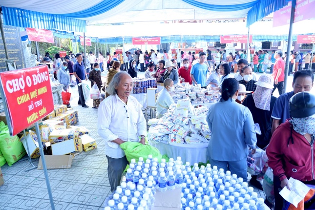 Gần 30 gian hàng khác nhau phục vụ 1.000 bà con Phật tử có hoàn cảnh khó khăn trên địa bàn tỉnh Bình Dương Gần 30 gian hàng khác nhau phục vụ 1.000 bà con Phật tử có hoàn cảnh khó khăn trên địa bàn tỉnh Bình Dương