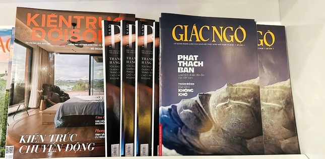 Ấn phẩm tuần san và nguyệt san Báo Giác Ngộ trong phòng chờ ở các sân bay - Ảnh: Hoàng Độ