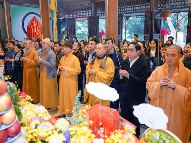 Chư tôn đức niêm hương, cử hành nghi thức an vị Phật