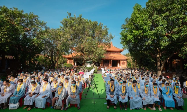 Người khiếm thị, có hoàn cảnh khó khăn đến nhận quà tại chùa Thiên Quang