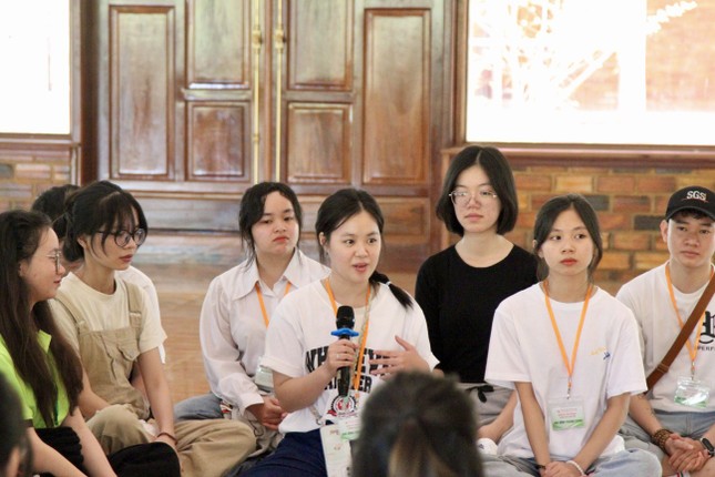 Khóa sinh đặt câu hỏi và được quý Sư tham vấn cặn kẽ Khóa sinh đặt câu hỏi và được quý Sư tham vấn cặn kẽ