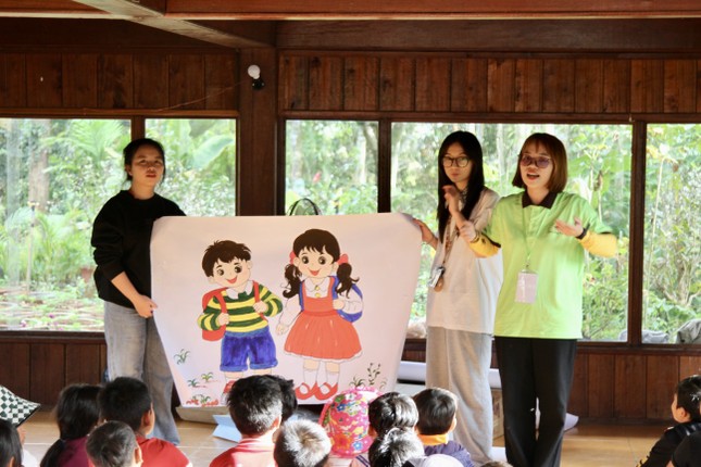 Các bạn trẻ chơi và dạy kỹ năng sống cho các em đồng bào dân tộc trong khóa tu Các bạn trẻ chơi và dạy kỹ năng sống cho các em đồng bào dân tộc trong khóa tu