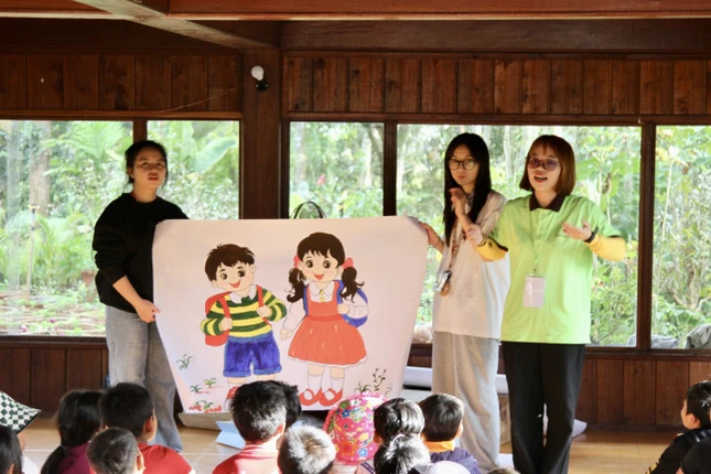 Các bạn trẻ chơi và dạy kỹ năng sống cho các em đồng bào dân tộc trong khóa tu