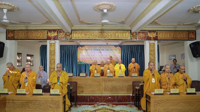 Chư tôn đức cử hành nghi thức niệm Phật cầu gia bị