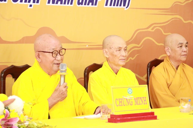 Trưởng lão Hòa thượng Thích Nhật Quang ban đạo từ Trưởng lão Hòa thượng Thích Nhật Quang ban đạo từ