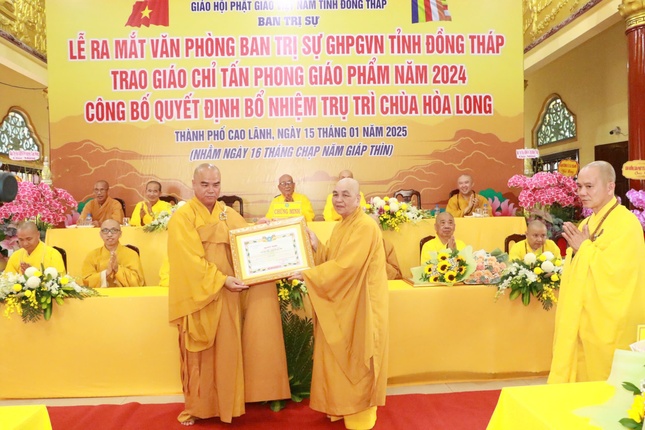 Trao quyết định bổ nhiệm trụ trì chùa Hòa Long đến Thượng tọa Thích Tĩnh Triệt