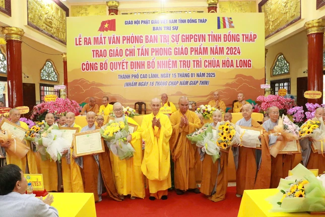 Trao Giáo chỉ, tặng hoa chúc mừng chư Ni được tấn phong giáo phẩm Trao Giáo chỉ, tặng hoa chúc mừng chư Ni được tấn phong giáo phẩm