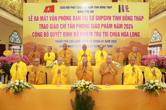 Chư tôn đức cử hành nghi thức niệm Phật cầu gia bị