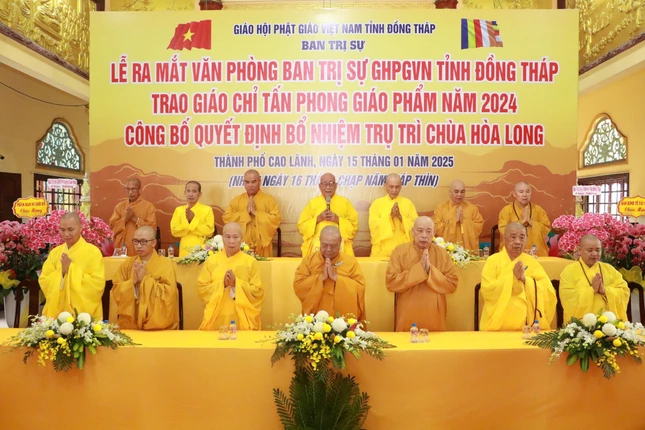 Chư tôn đức cử hành nghi thức niệm Phật cầu gia bị Chư tôn đức cử hành nghi thức niệm Phật cầu gia bị