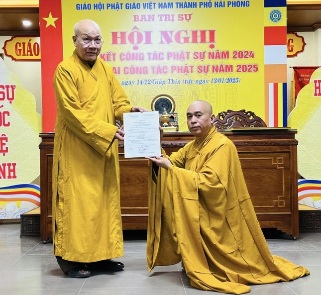 Trao Giáo chỉ tấn phong giáo phẩm Thượng tọa đến Đại đức Thích Tục Nhân