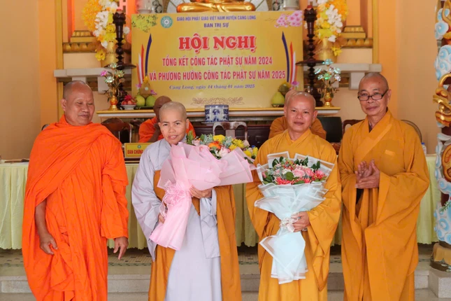 Tặng hoa chúc mừng chư Tăng, Ni được Ban Thường trực Hội đồng Chứng minh tấn phong giáo phẩm