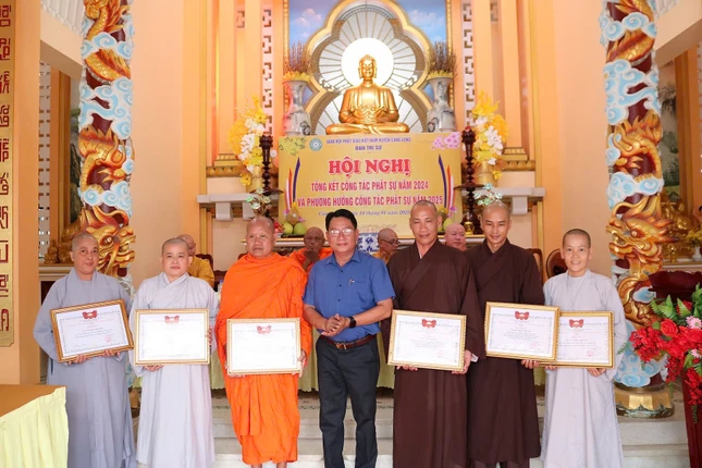 Chủ tịch UBMTTQVN huyện tặng Giấy khen đến 6 cá nhân hoàn thành công tốt công tác Phật sự năm 2024