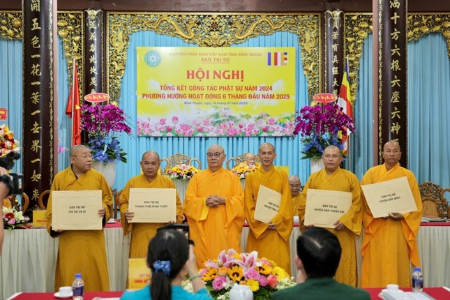 Trưởng lão Hòa thượng Thích Ấn Chánh trao Giáo chỉ tấn phong giáo phẩm đến đại diện Ban Trị sự các huyện, thị có chư Tăng, Ni được tấn phong trong năm 2024 Trưởng lão Hòa thượng Thích Ấn Chánh trao Giáo chỉ tấn phong giáo phẩm đến đại diện Ban Trị sự các huyện, thị có chư Tăng, Ni được tấn phong trong năm 2024