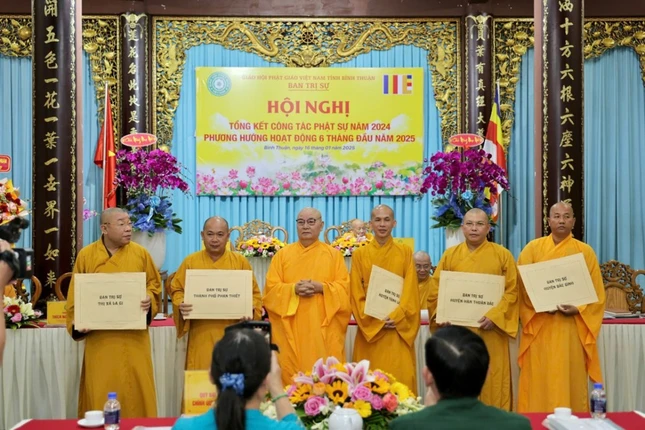 Trưởng lão Hòa thượng Thích Ấn Chánh trao Giáo chỉ tấn phong giáo phẩm đến đại diện Ban Trị sự các huyện, thị có chư Tăng, Ni được tấn phong trong năm 2024