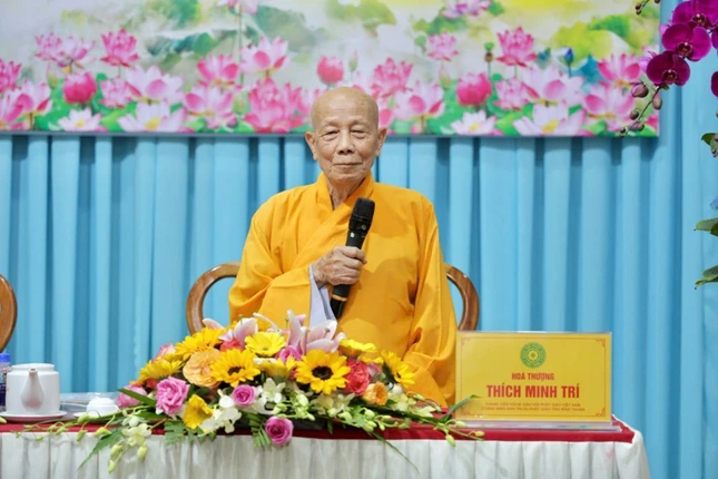 Trưởng lão Hòa thượng Thích Minh Trí ban đạo từ