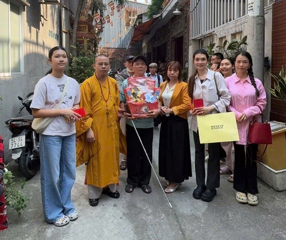 Thượng tọa Thích Hạnh Văn, trụ trì chùa Vĩnh Hạnh cùng các Phật tử, mạnh thường quân trao quà đến người khiếm thị