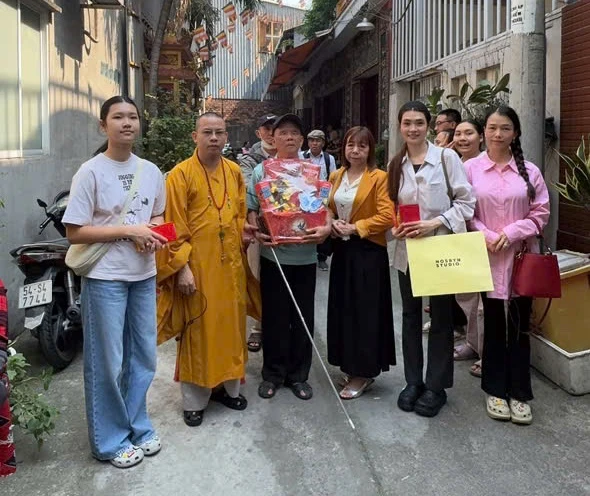 Thượng tọa Thích Hạnh Văn, trụ trì chùa Vĩnh Hạnh cùng các Phật tử, mạnh thường quân trao quà đến người khiếm thị