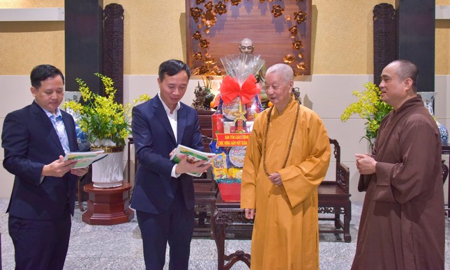 Đức Pháp chủ tặng giai phẩm báo Giác Ngộ Xuân Ất Tỵ đến ông Trưởng ban Tôn giáo Chính phủ và phái đoàn