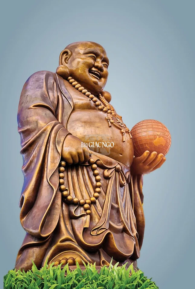 Đức Phật Di Lặc đến Trung Quốc trở thành hình tượng biểu trưng cho sự phồn vinh và may mắn, được miêu tả với cái bụng phệ chứ không phải vòng eo bình thường như hình mẫu Ấn Độ thời trước