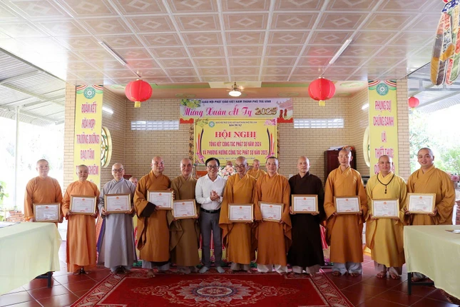 Trao Giấy khen đến các tập thể đã có nhiều đóng góp trong công tác từ thiện xã hội năm 2024