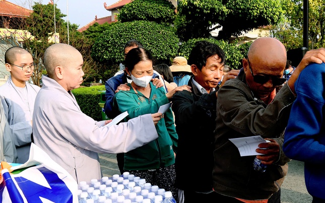 Ni sư Thích nữ Như Nguyệt trao quà đến người khiếm thị