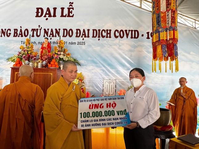 Trao bảng tượng trưng ủng hộ 100 triệu đồng đến Quận ủy Q.Tân Bình để chăm lo gia đình các nạn nhân bị ảnh hưởng đại dịch Covid-19